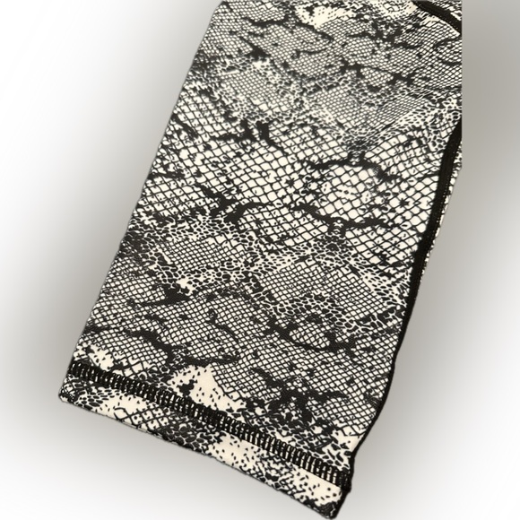 Zyia Light n Tight Pocket High Rise Capri 20” in Cobra Metallic - Picture 8 of 13